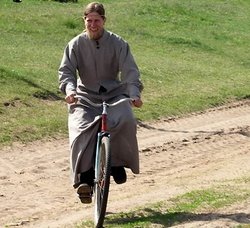 Священик на велосипеді